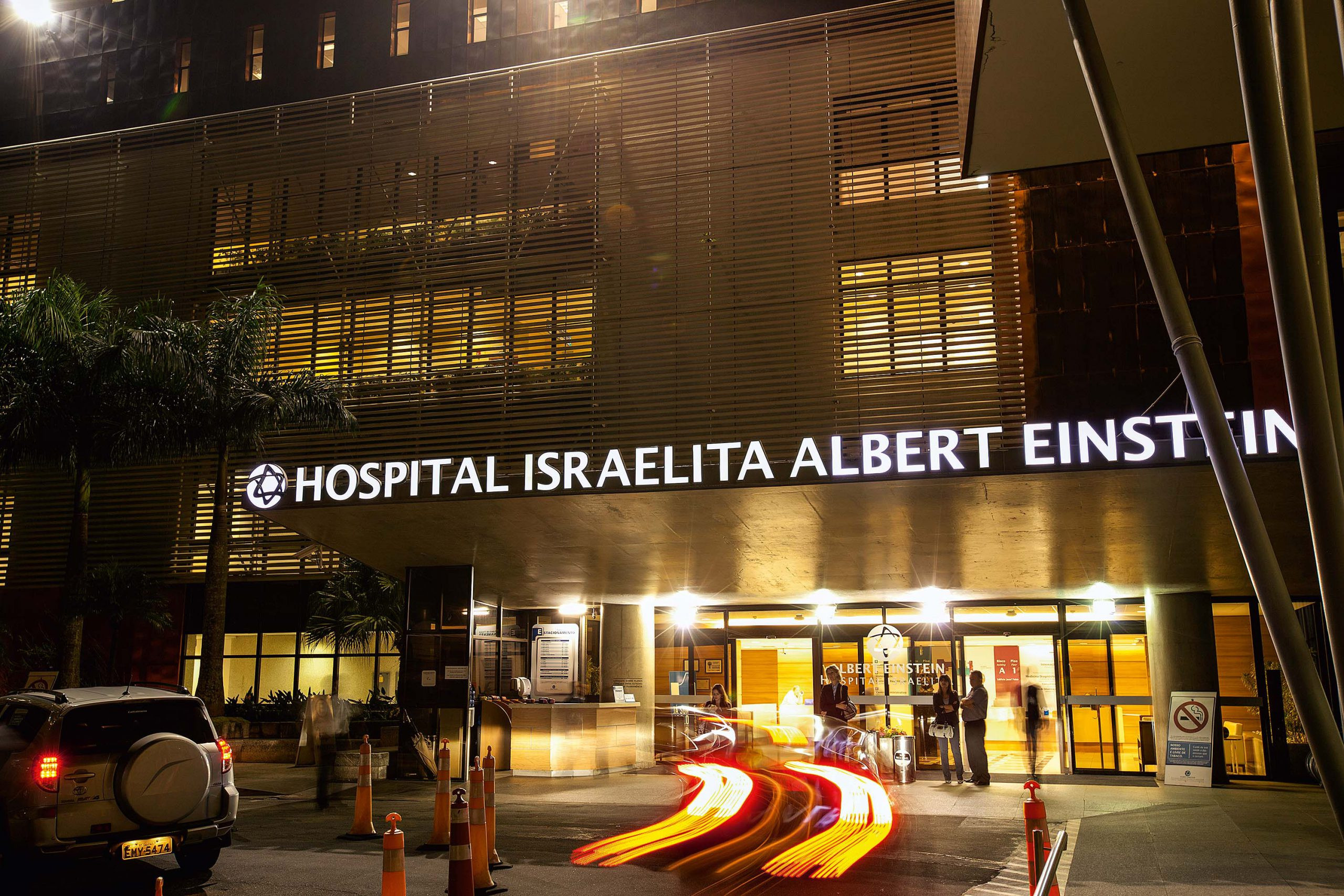 Hospital Israelita Albert Einstein — fachada noturna